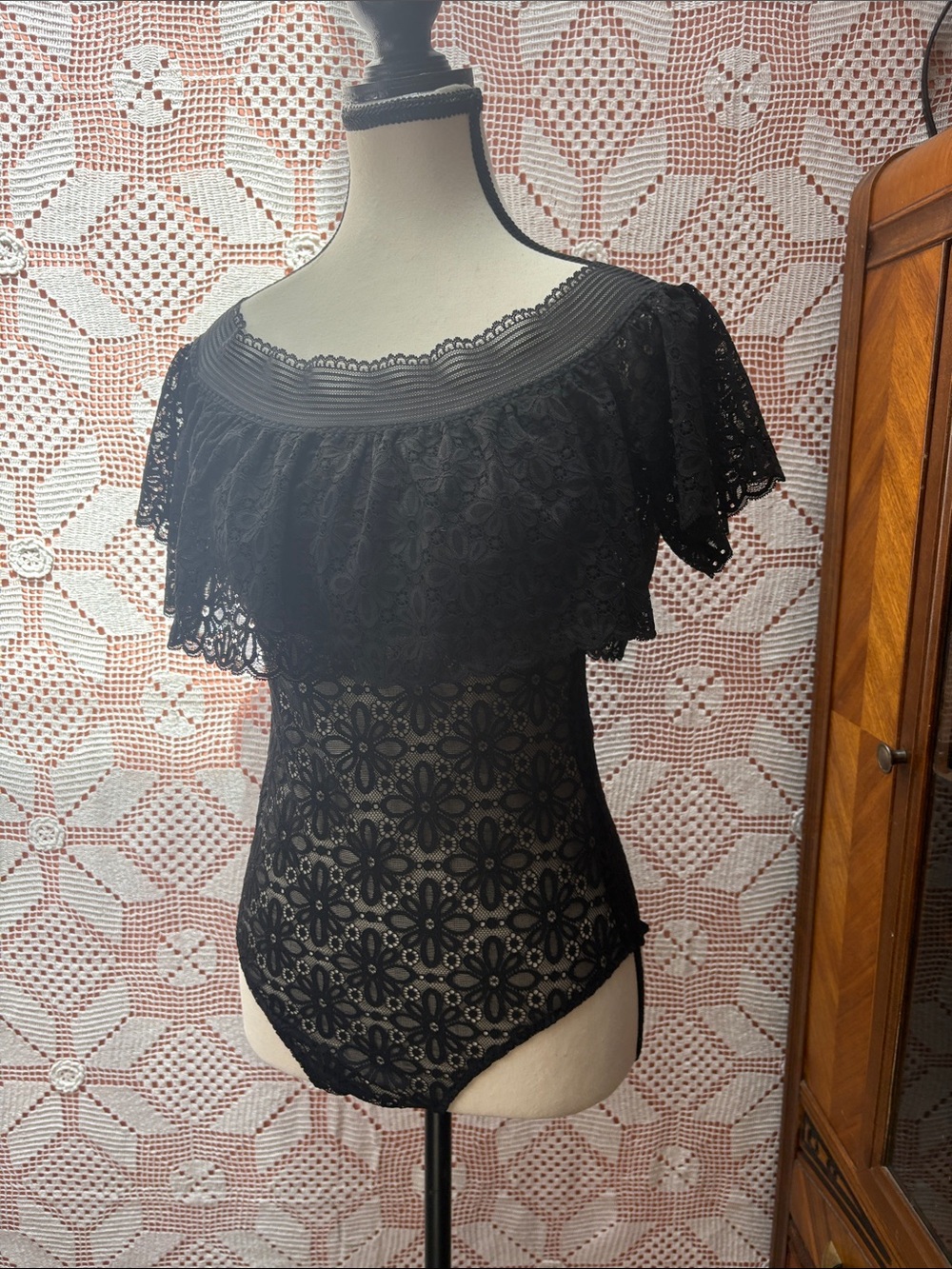 Victoria’s Secret Black Floral Lace Off-Shoulder Top / Bodysuit Style
Sz M